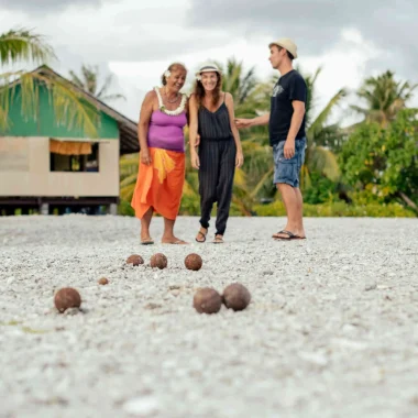 Jouer à la pétanque à Rangiroa© Hélène Havard