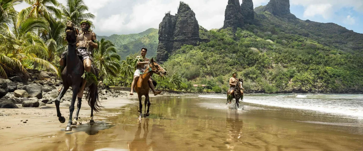 Cavaliers de Nuku Hiva sur plage de sable de blanc © Grégoire Le Bacon