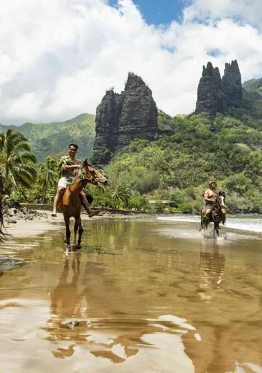 Cavaliers de Nuku Hiva sur plage de sable de blanc © Grégoire Le Bacon