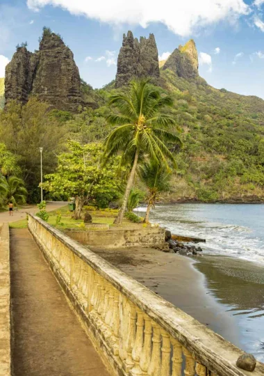 La plage et pont du village de Hatiheu à Nuku Hiva © Grégoire Le Bacon