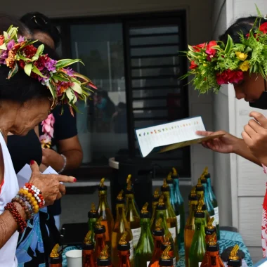 La preparazione del monoï a Tahiti