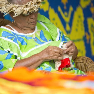 Confection d'un tifaifai à la main ©Tahiti Tourisme