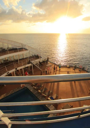 Bateau de croisière Aranui dans les eaux de Tahuata avec son sunset © Tahiti Tourisme