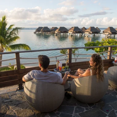 Apéro en amoureux au coucher du soleil Tahiti Tourisme