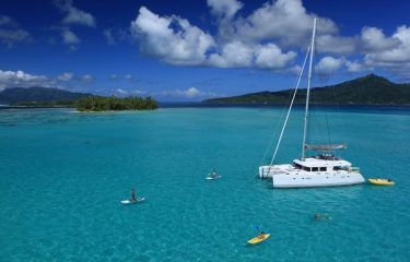 Issare le vele di un catamarano