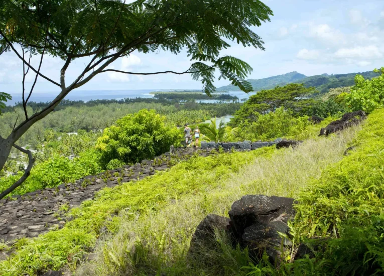 Faire une randonnée à Huahine© Tahiti Tourisme