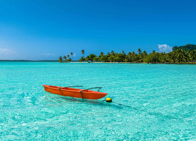 Pirogue sur une eau claire à Maupiti©_Michael Runkel