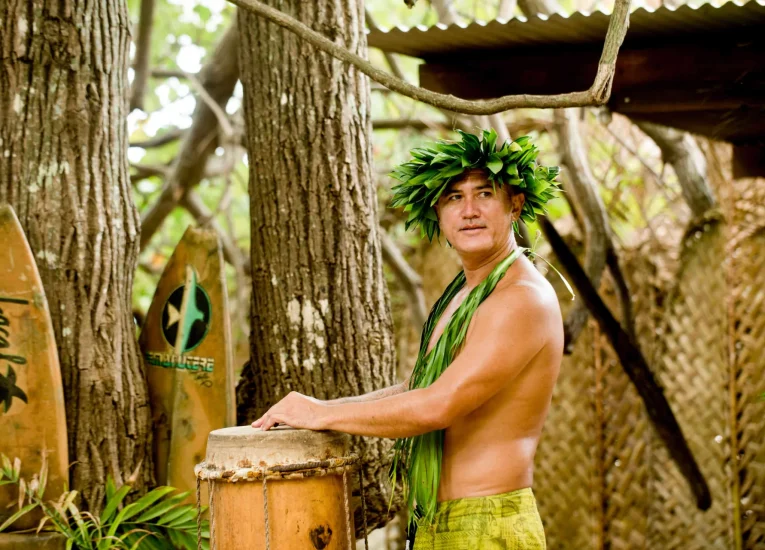 Homme jouant du tambour (pahu)© Hélène Havard