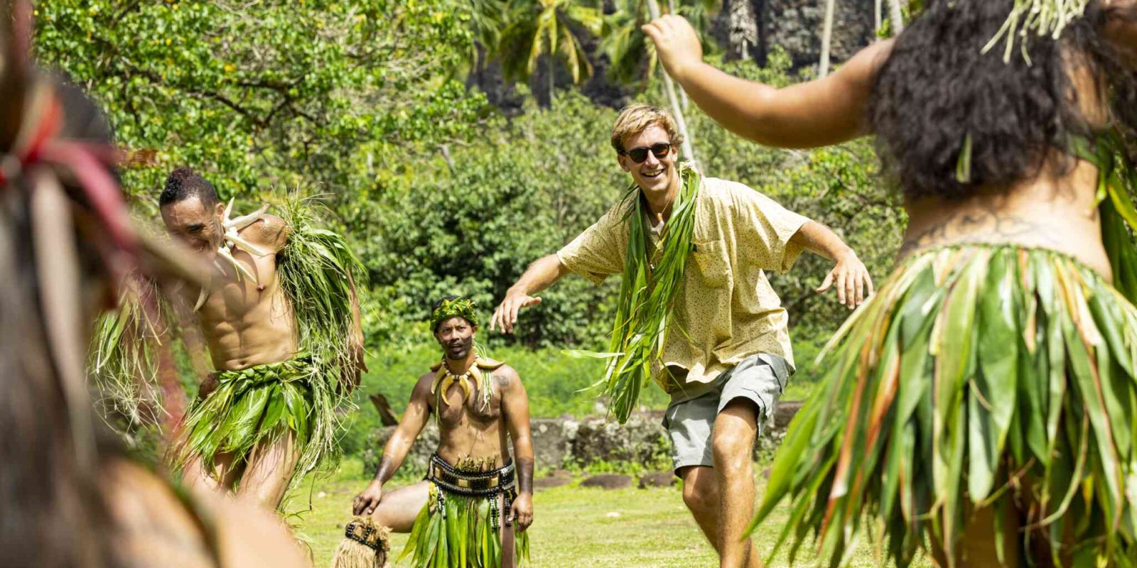 Initiation à la danse avec un groupe de danse à Nuku Hiva © Grégoire Le Bacon