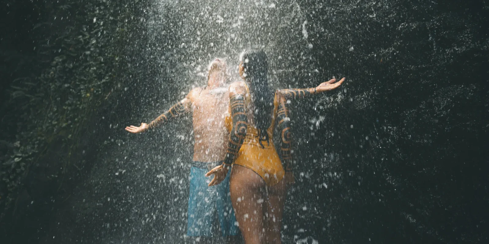 Baignade sous une cascade © Overpeek Studio