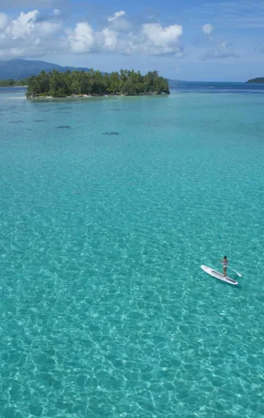 Petit tour en paddle sur le lagon de Raiatea en famille © Tahiti Tourisme