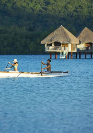 Faire de la pirogue en amoureux à Bora Bora Tahiti Tourisme