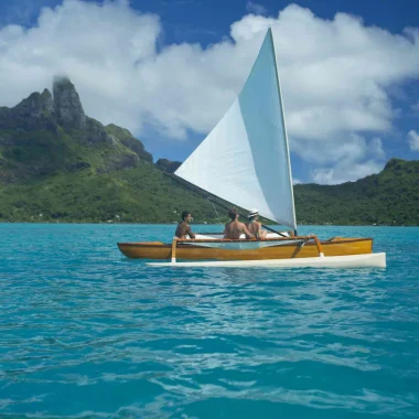 Pirogue à voile à Bora Bora © Grégoire Le Bacon