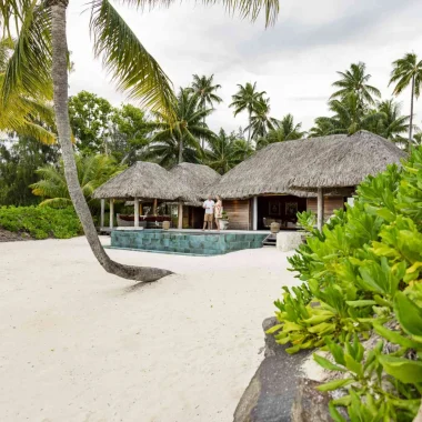 Couple à l'hôtel le Bora Bora by Pearl Resort avec plage de sable blanc © Grégoire Le Bacon