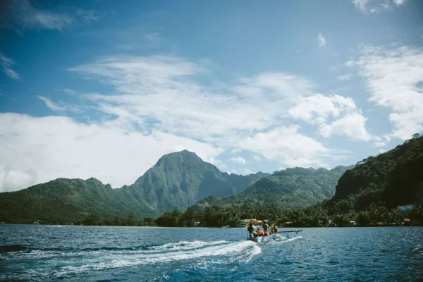 Vue sur Moorea depuis le lagon © Myles McGuinness