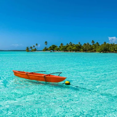 Pirogue sur une eau claire à Maupiti©_Michael Runkel