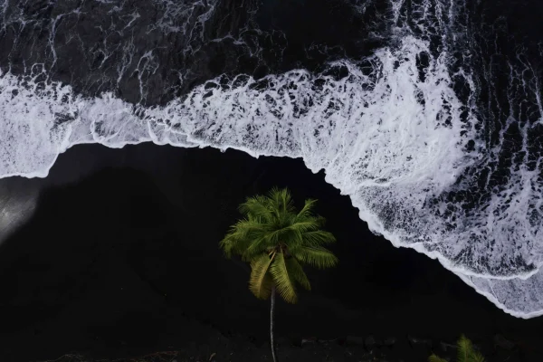 Plage de sable noir à Tahiti Et Ses Îles ©Jim Winter