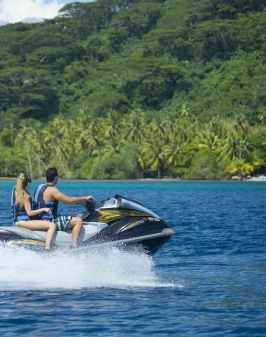 Faire du jet-ski dans le lagon de Huahine - © Tahiti Tourisme