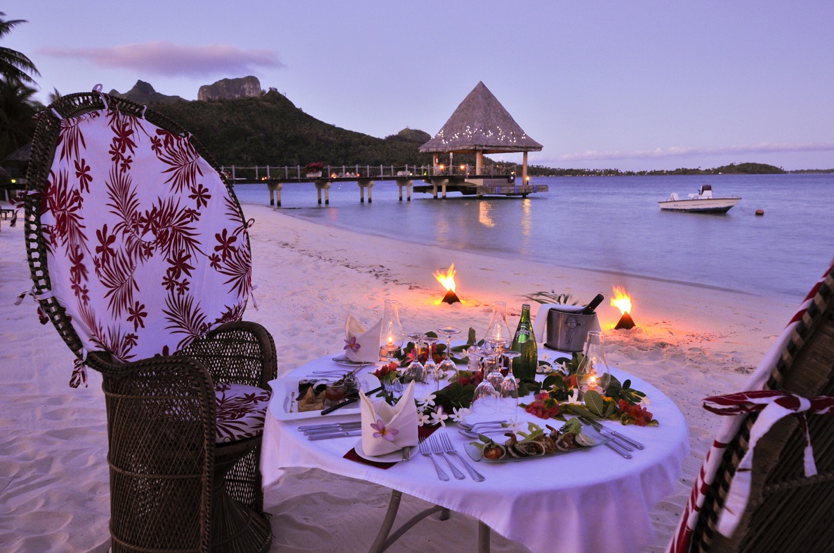 https://tahititourisme.it/wp-content/uploads/2023/05/Dinner-Date-on-the-beach-Honeymoon-in-Bora-Bora-and-Rangiroa.jpg